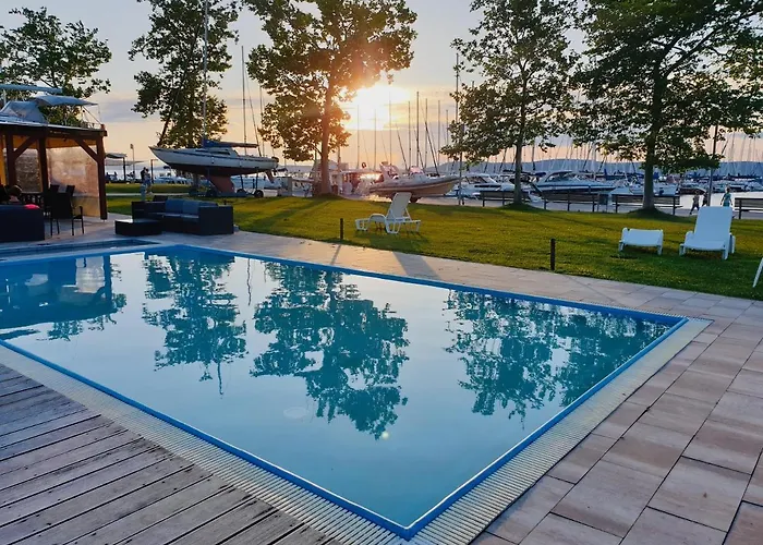 Bl Lakeside * בלטונללה