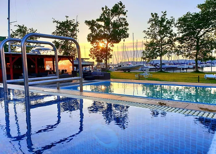 Bl Lakeside בלטונללה